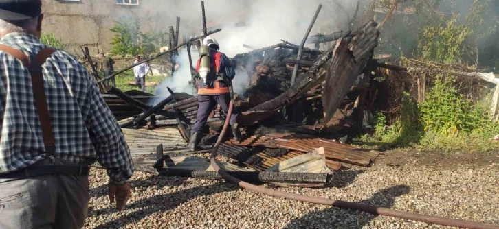 Bayram öncesi evini boyatmak için eşyalarını bıraktığı depoda yangın çıktı
