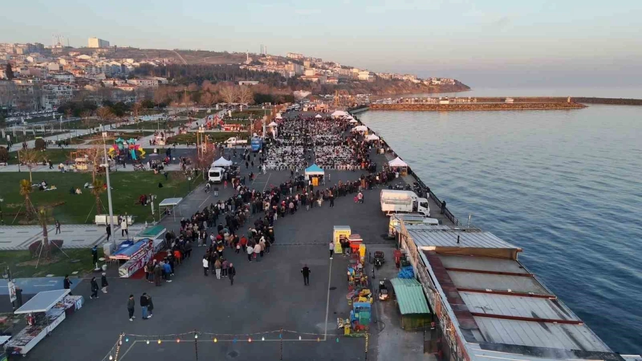 Belediyenin iftarında self servis krizi
