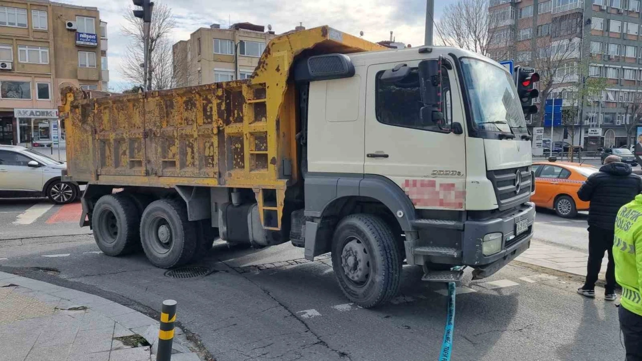 Beşiktaş’ta yolun karşısına geçmek isteyen kadın hafriyat kamyonunun altında kaldı
