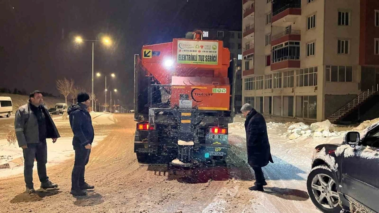 Besni’de kar temizleme ve tuzlama çalışmaları devam ediyor
