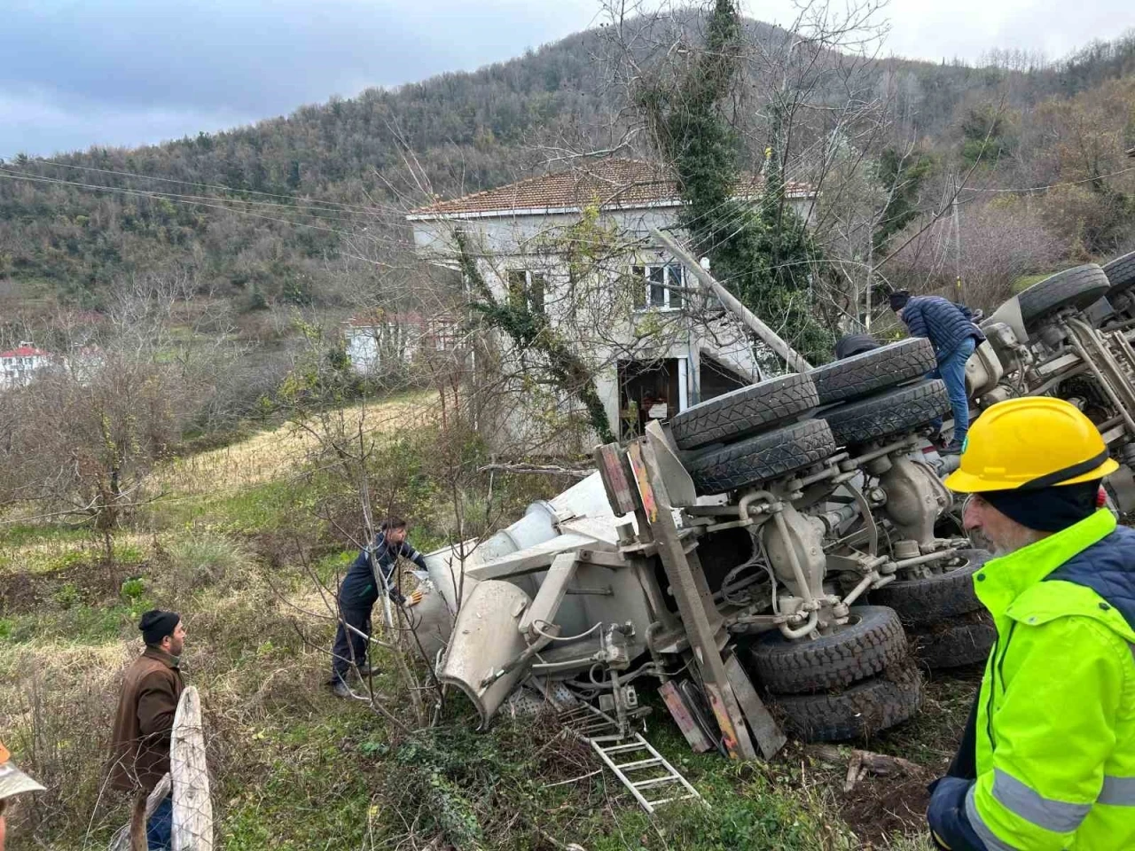 Beton mikseri devrildi, sürücü yara almadan kurtuldu
