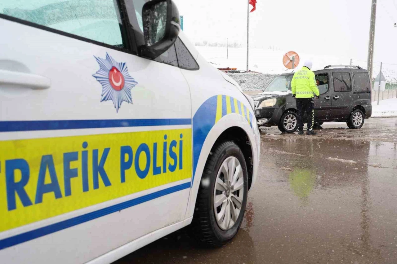 Beyaza bürünen Aksaray’da bazı yollar trafiğe kapatıldı
