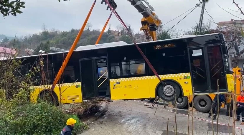 Beykoz’da yokuş aşağı kayan İETT otobüsü evin bahçesine düştü
