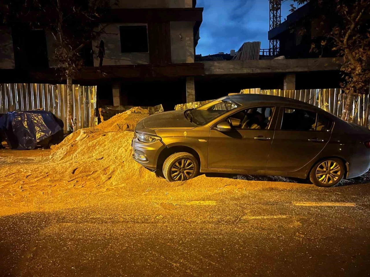 Beylikdüzü’nde bir inşaat firmasının yola döktüğü kum kazaya neden oldu
