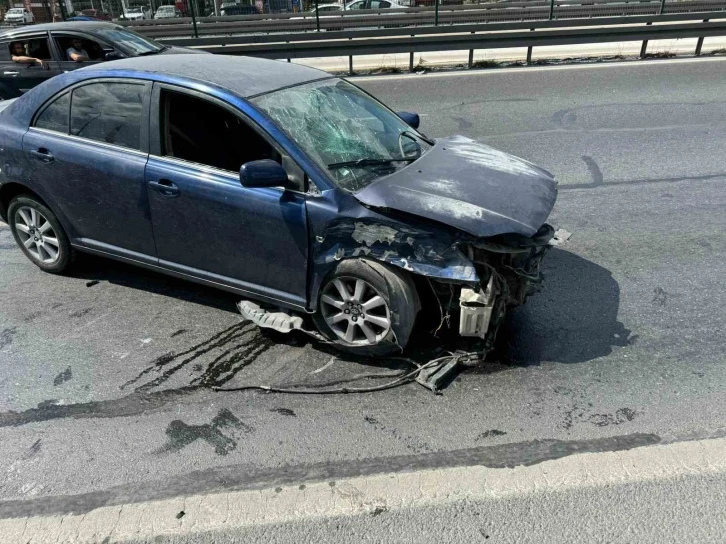 Beylikdüzü’nde makas atarak ilerleyen sürücü iki otomobile çarparak kaza yapınca aracını bırakıp kaçtı
