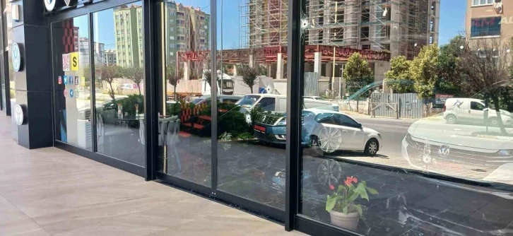 Beylikdüzü’nde önce tehdit ettiler ardından 2 kez galeriyi kurşunladılar
