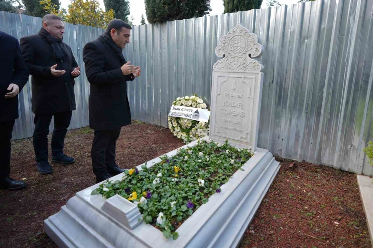 Beyoğlu Belediye Başkanı İnan Güney, Merhum Kadir Topbaş’ı mezarı başında andı
