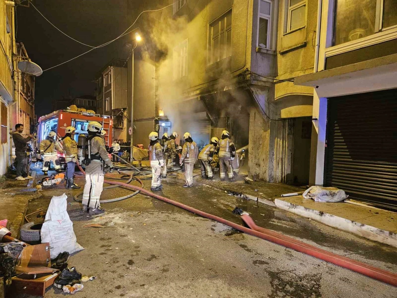 Beyoğlu’nda 3 katlı binada yangın paniği: Vatandaşlar can havliyle kaçtı
