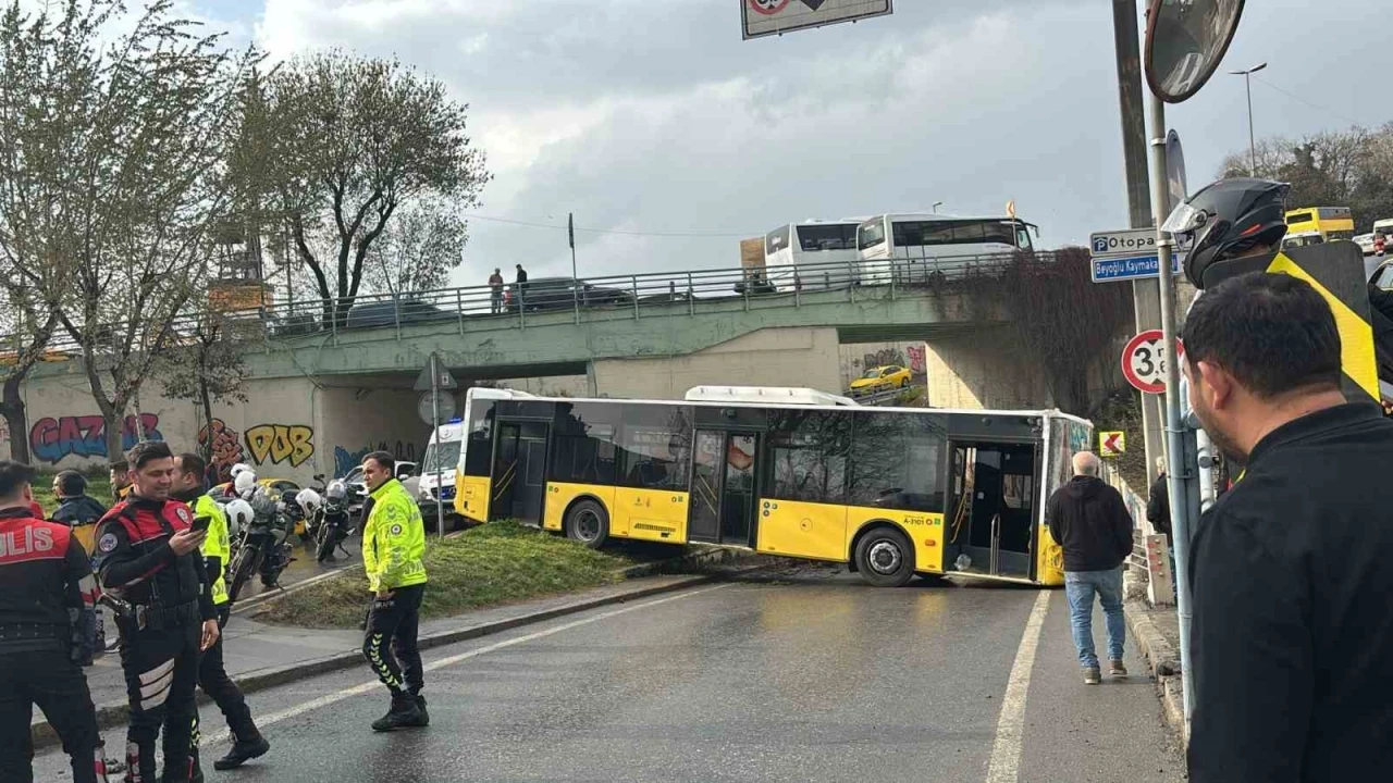 Beyoğlu’nda İETT otobüsü kaza yaptı, yol 2,5 saat kapalı kaldı
