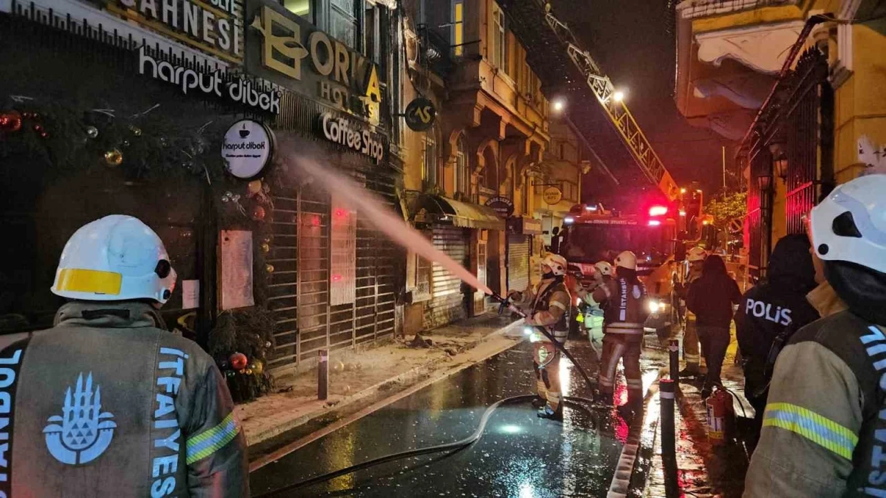 Beyoğlu’nda korkutan otel yangını
