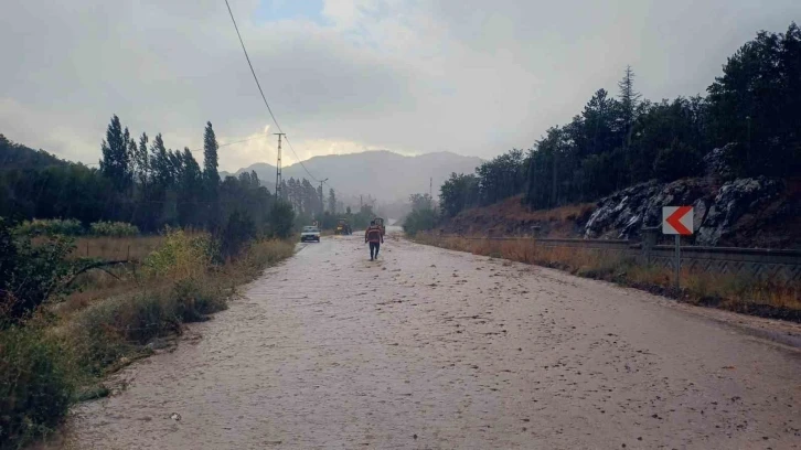 Beyşehir’de sağanak sele neden oldu, karayolu ulaşıma kapandı
