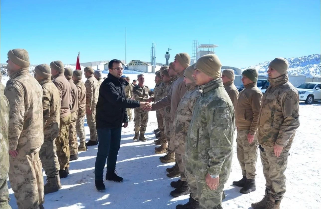 Beytüşşebap Kaymakamı Kato Dağı’nda askerle bir araya geldi
