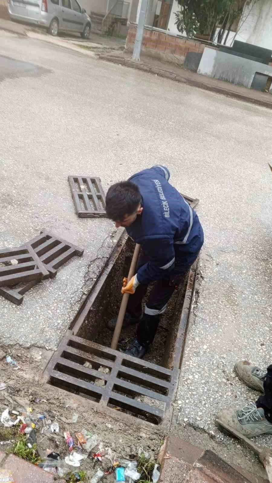 Bilecik Belediye ekiplerinden mazgallarda temizlik
