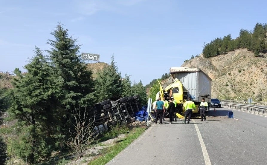 Bilecik’te 2 tırın çarpışmasını sonucu meydana gelen trafik kazasında 3 kişi yaralandı
