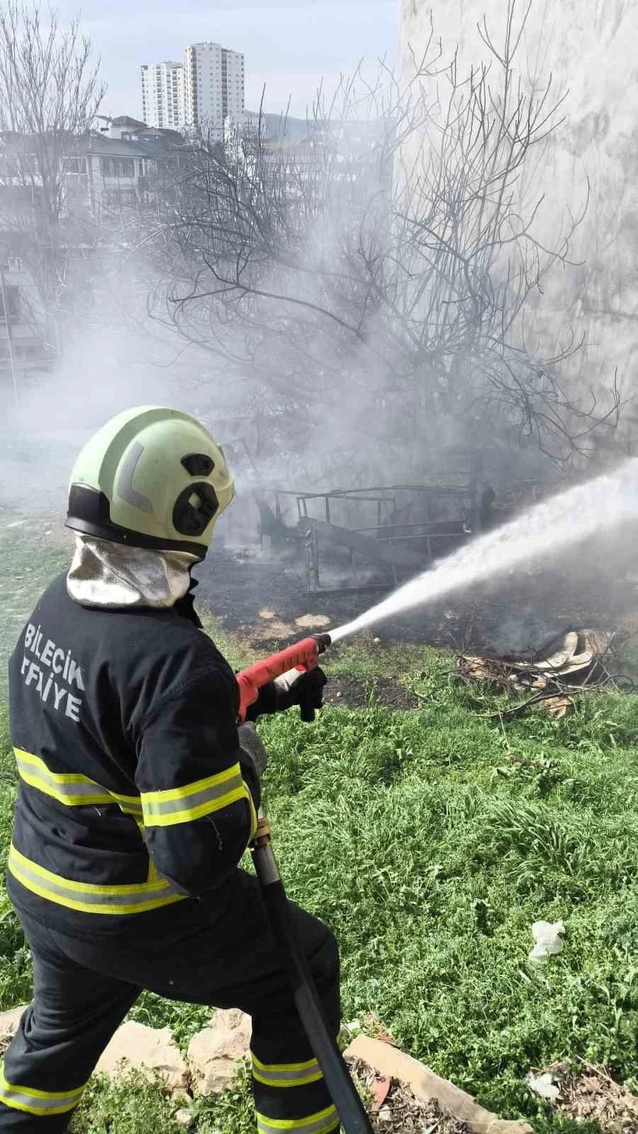 Bilecik’te boş bir arazide çıkan yangın büyümeden söndürüldü
