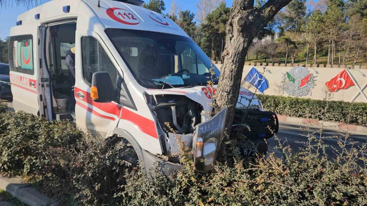 Bilecik’te hasta taşıyan ambulans kaza yaptı
