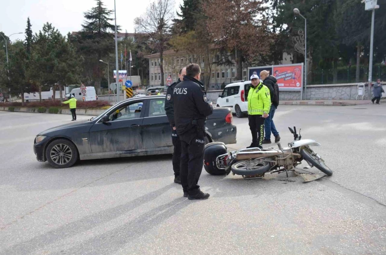 Bilecik’te motosiklet ile otomobil çarpıştı, 1 kişi yaralandı
