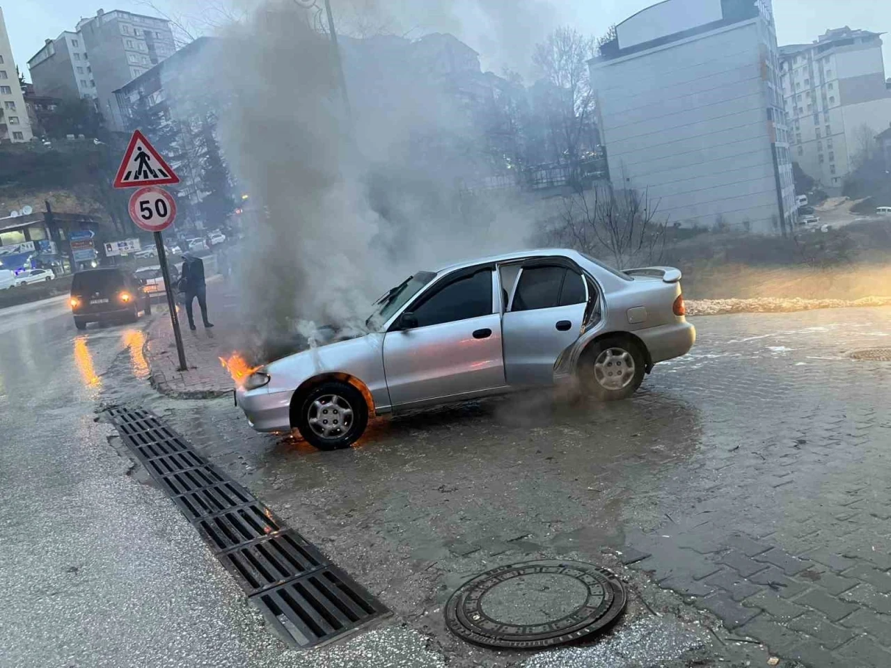 Bilecik’te seyir halindeki otomobil alev alev yandı
