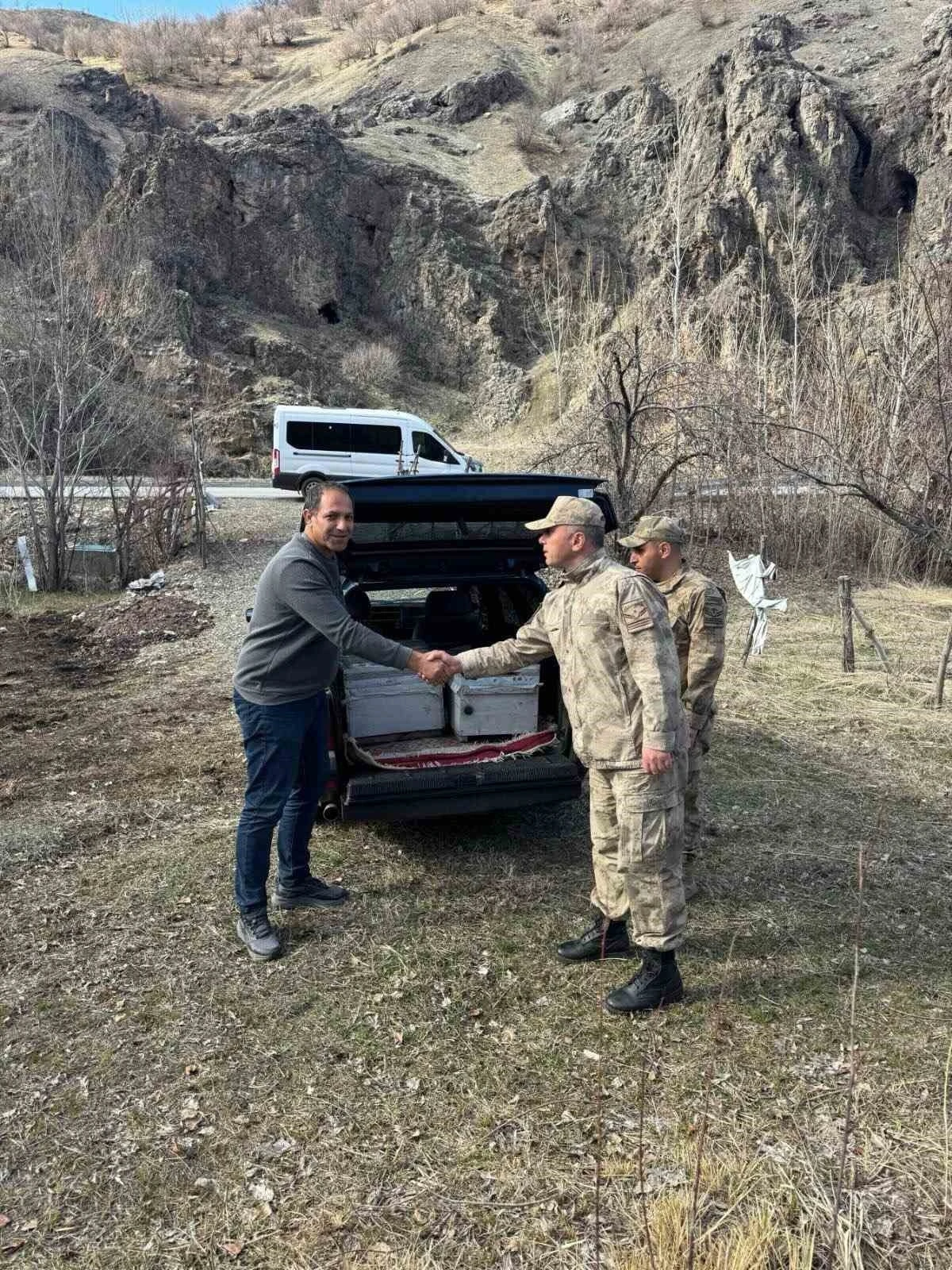 Bingöl’de çalınan arı kovanları sahibine teslim edildi
