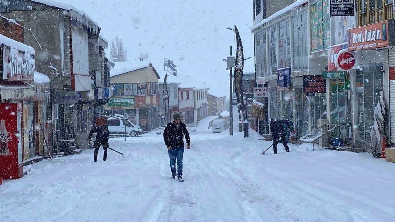 Bingöl’de kar esareti: Araçlar kar yığını altında kaldı
