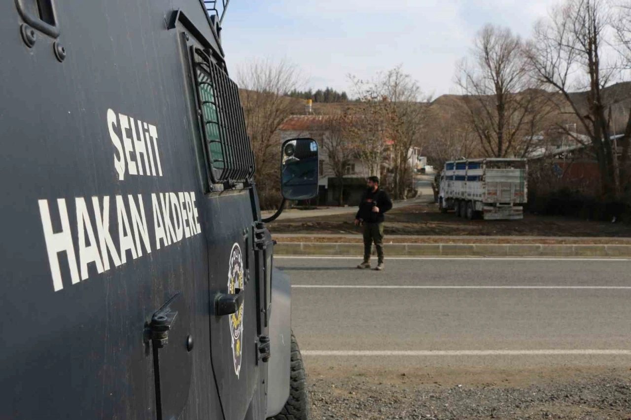 Bingöl’de polis ekiplerinden şok uygulaması
