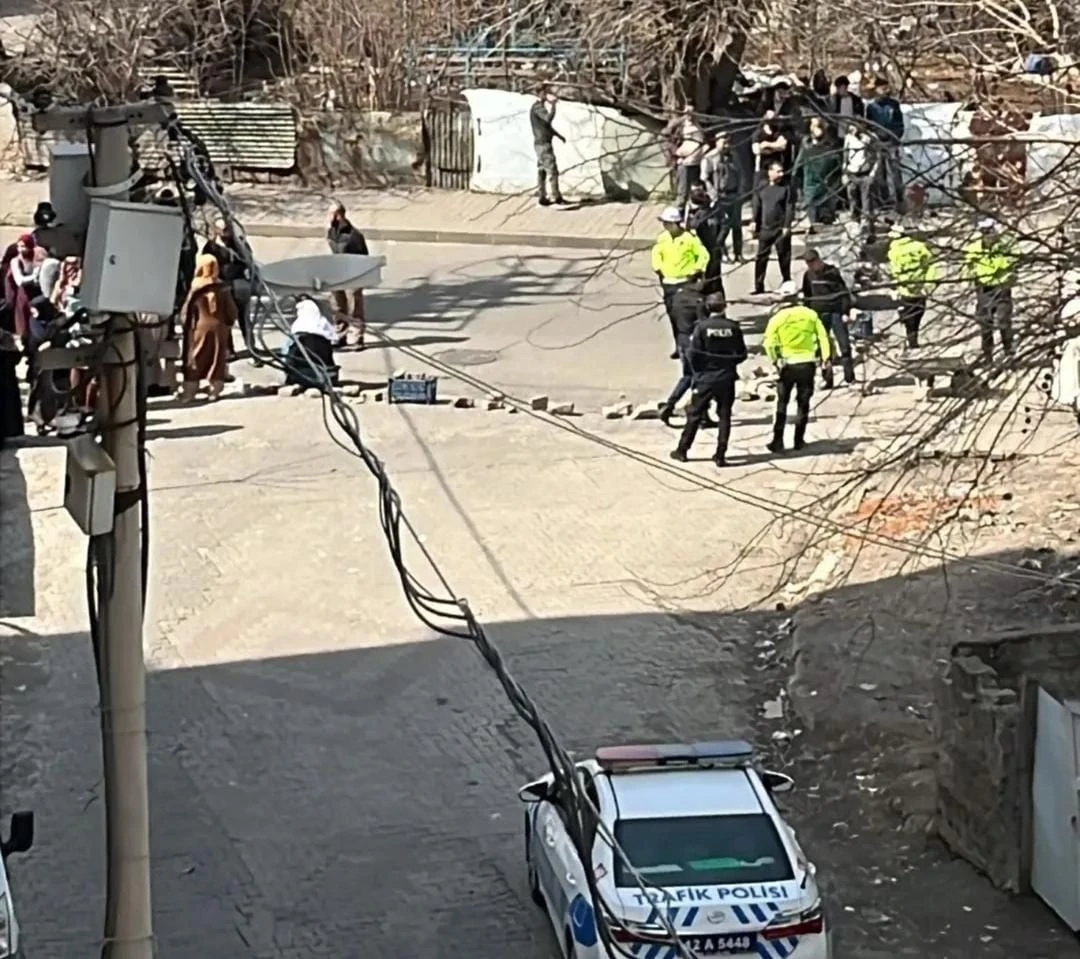 Bingöl’de su sorununu yolu trafiğe kapatarak protesto ettiler
