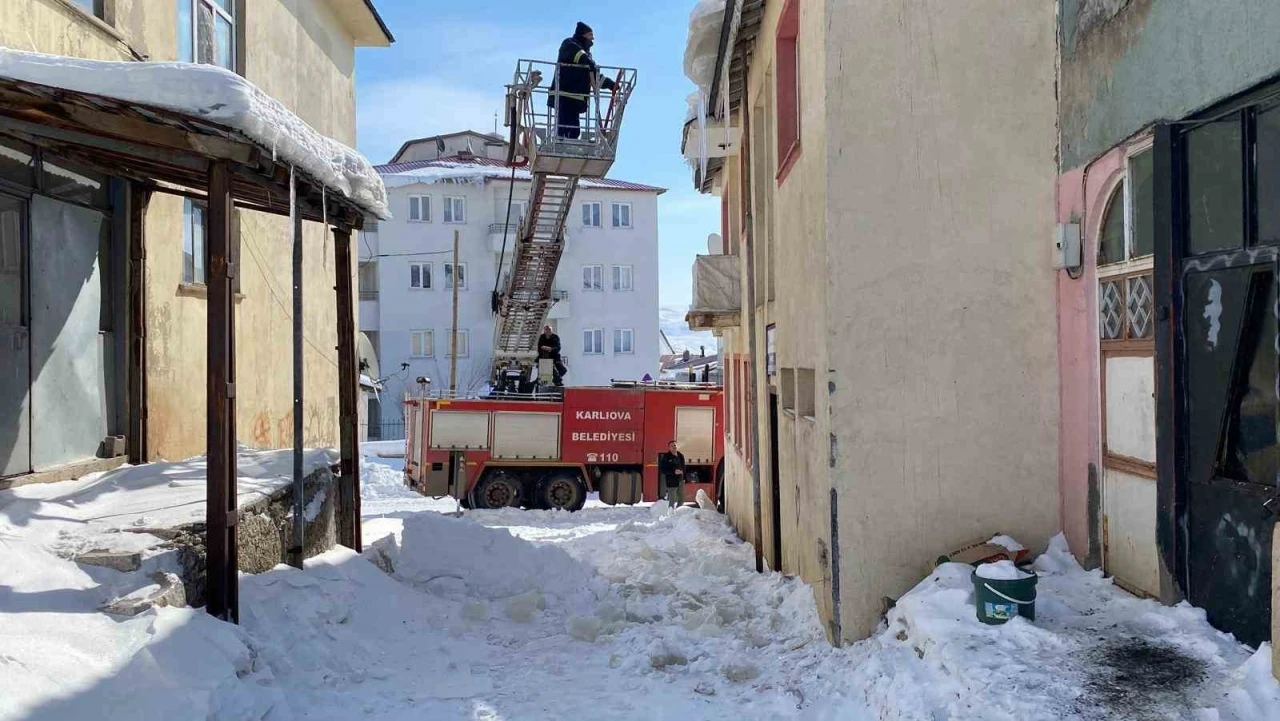 Bingöl’de tehlike oluşturan buz sarkıtları itfaiye ekipleri tarafından temizlendi
