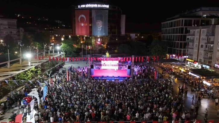 Binlerce Aydınlı kent meydanında bir araya geldi
