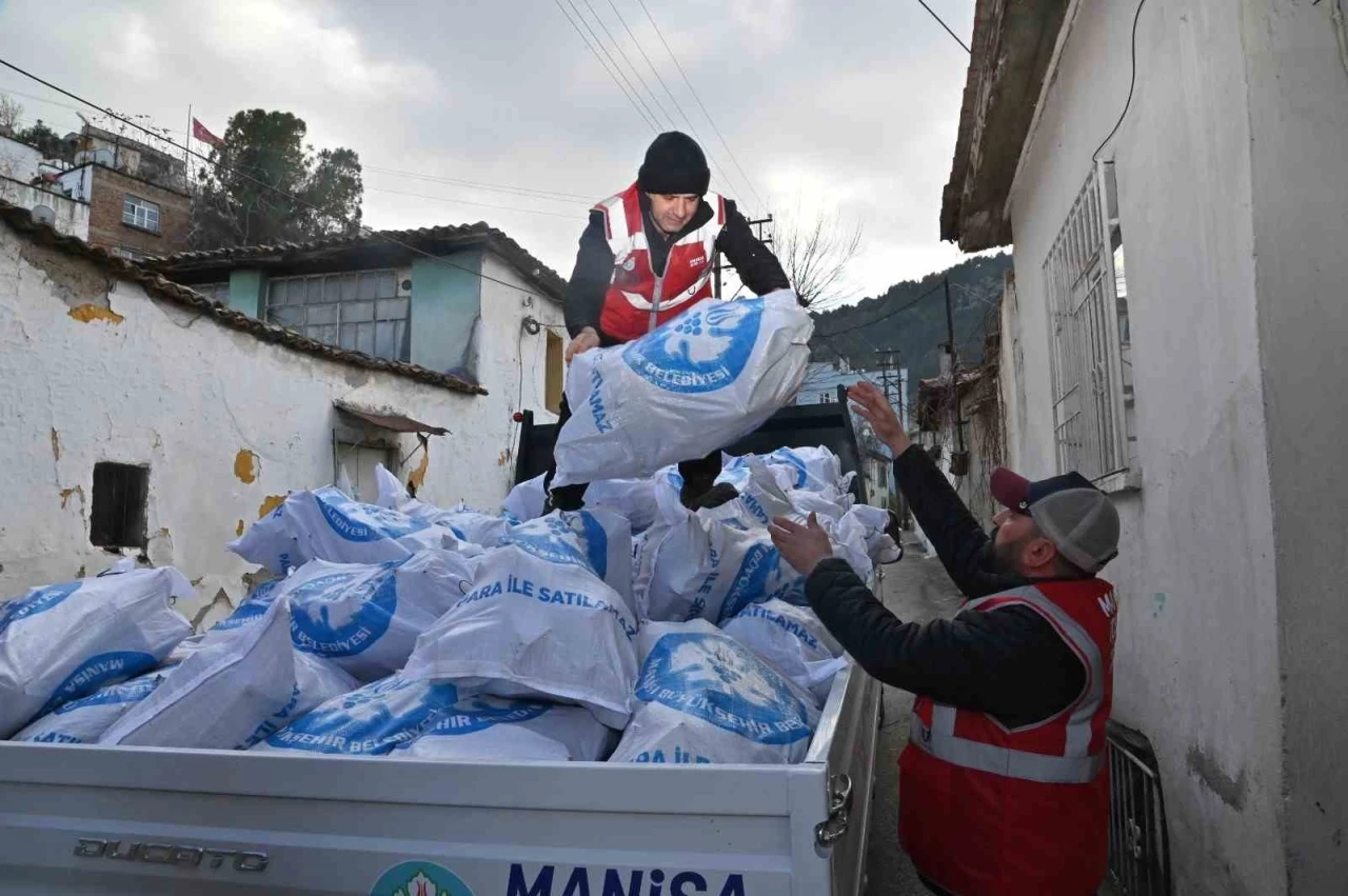 Binlerce çuval odun ihtiyaç sahiplerine dağıtılıyor
