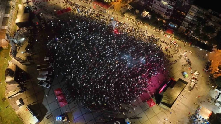 Binlerce Kocaelili milli takım için tek yürek oldu.
