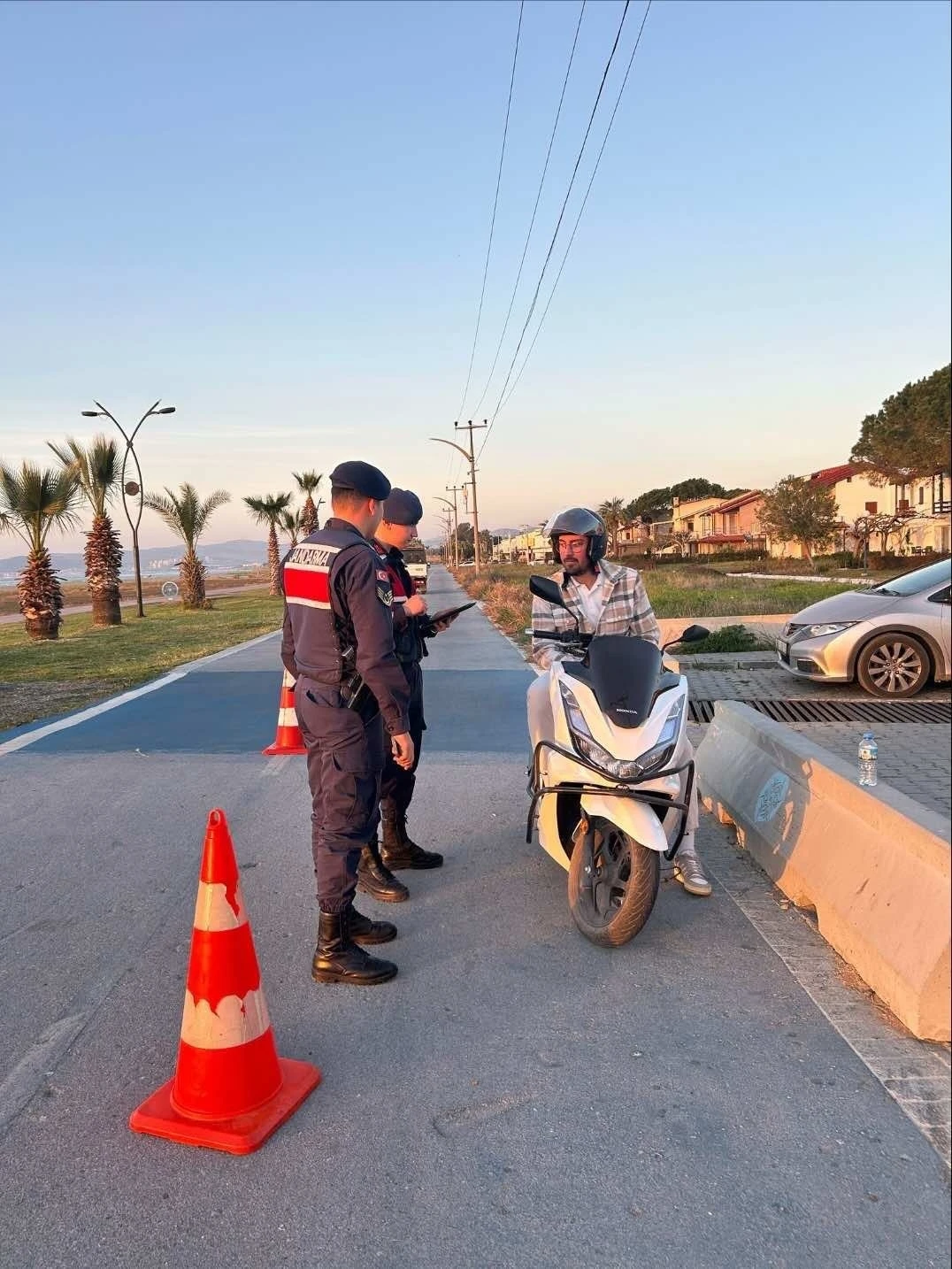 Bisiklet yolunu işgal eden motorcular jandarmadan kaçamadı
