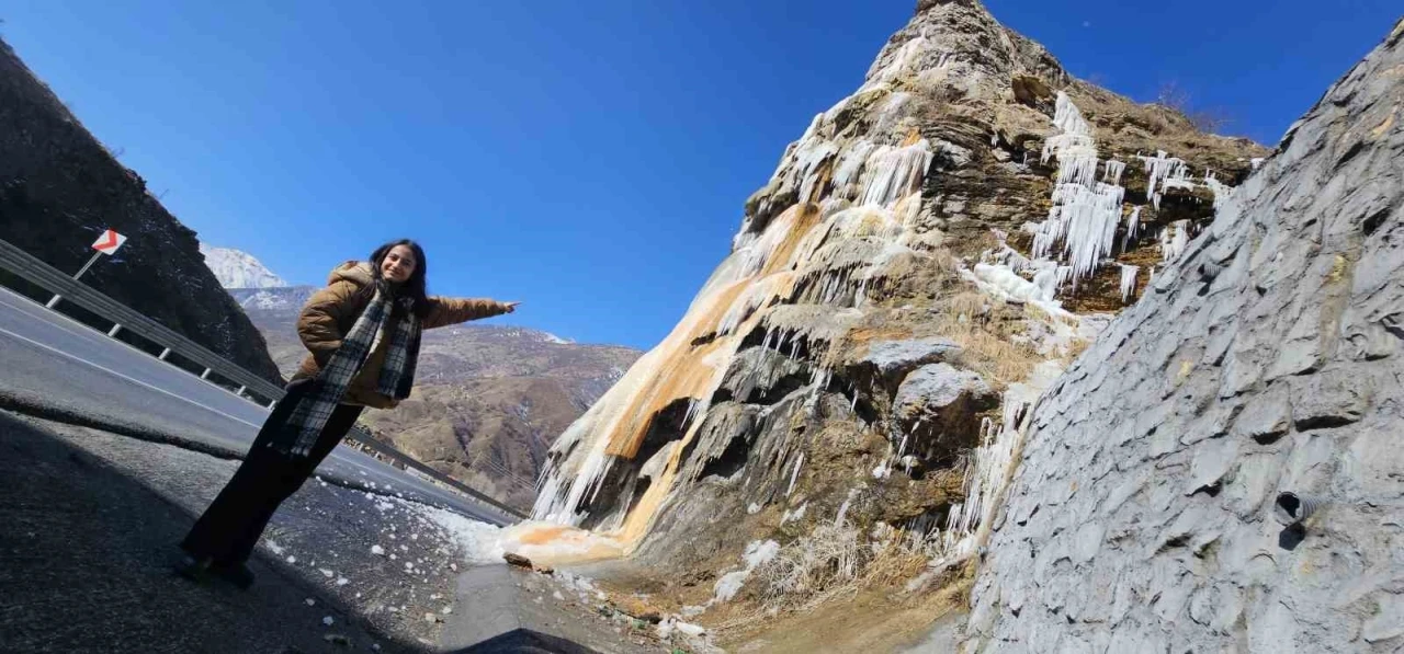 Bitlis’in simgelerinden ’Deliklitaş’ buzla kaplandı
