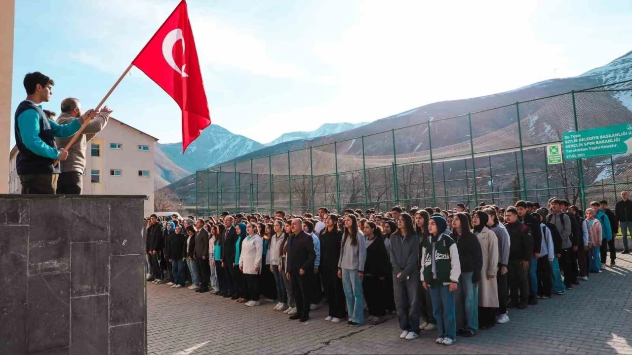 Bitlis Milli Eğitim Müdürü Kaya bayrak törenine katıldı
