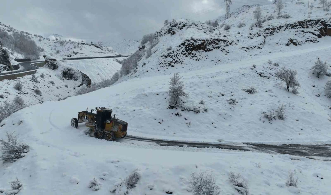 Bitlis’te karla mücadele çalışması devam ediyor
