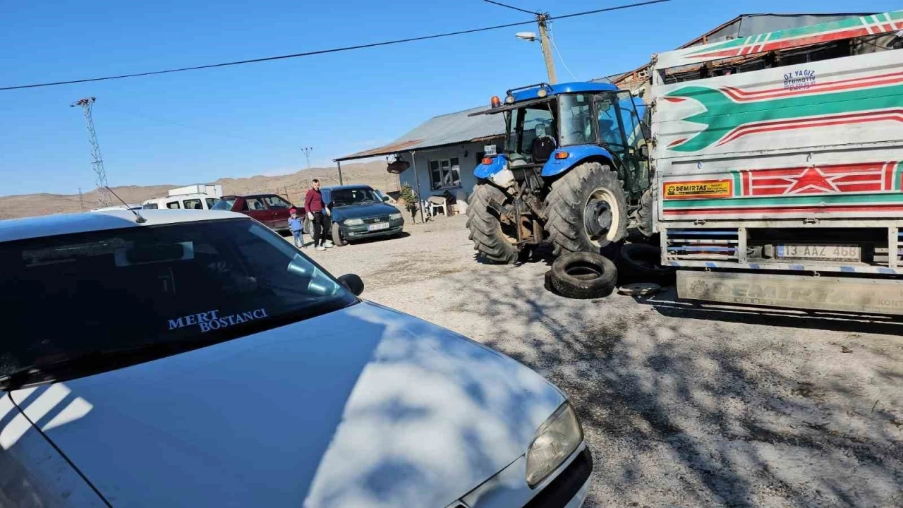 Bitlis’te lastikçilerde yoğunluk devam ediyor
