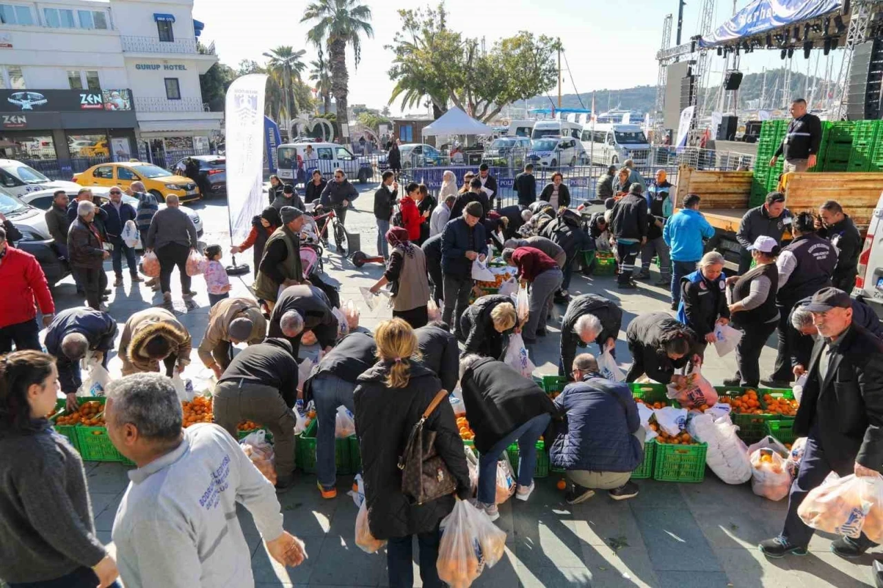 Bodrum’da 10 ton mandalina dağıtıldı
