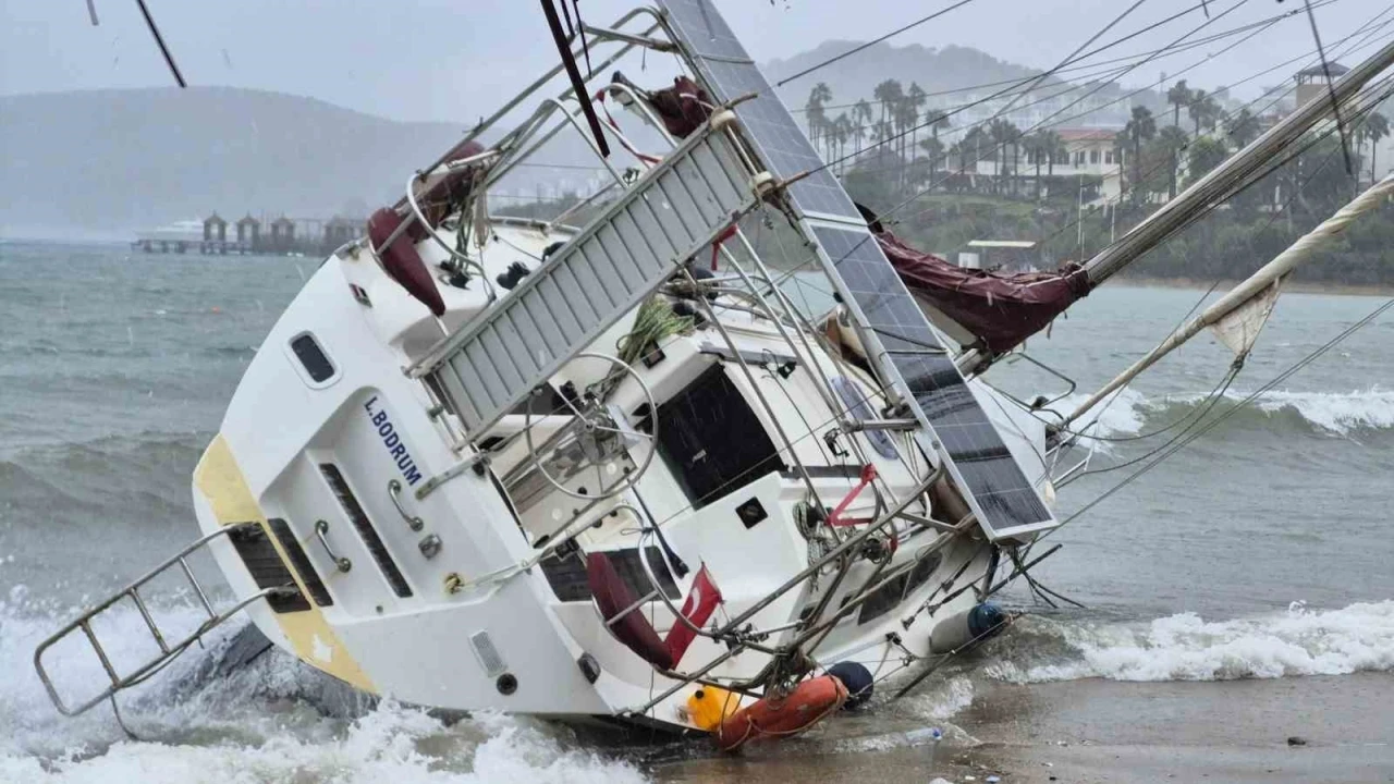 Bodrum’da fırtına ve yağış etkili oldu, yelkenli tekne karaya vurdu
