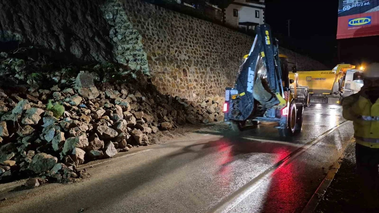 Bodrum’da istinat duvarı karayoluna çöktü
