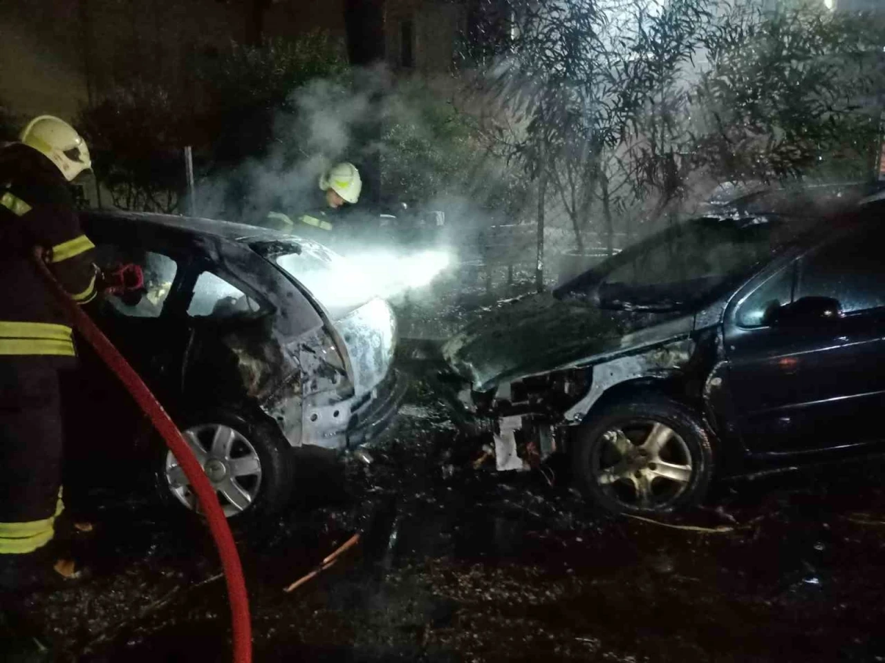 Bodrum’da sanayi sitesine yıldırım düştü: İki araç yandı
