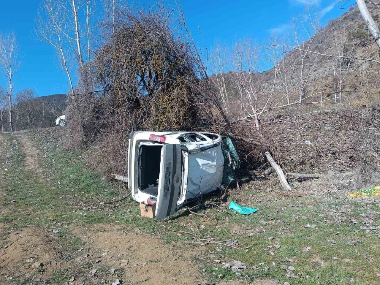 Bolu’da hafif ticari araç şarampole uçtu: 2 yaralı
