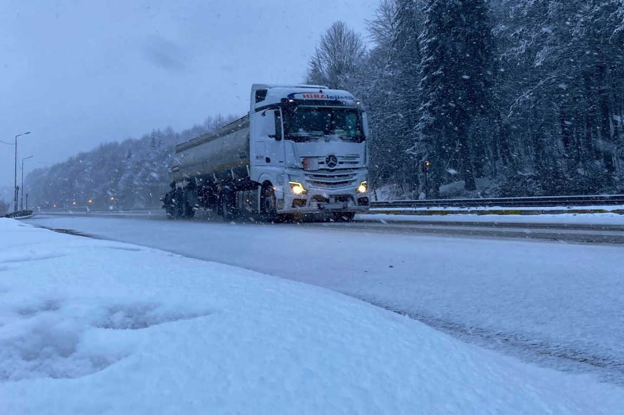 Bolu Dağı’nda kar etkili oluyor
