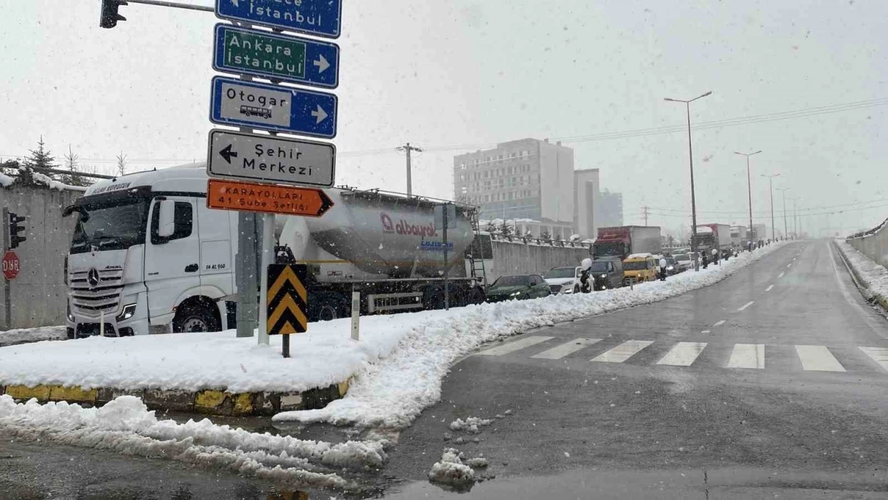 Bolu Dağı’nda kar yağışı etkili oluyor: Kar kalınlığı 40 santimetreyi aştı
