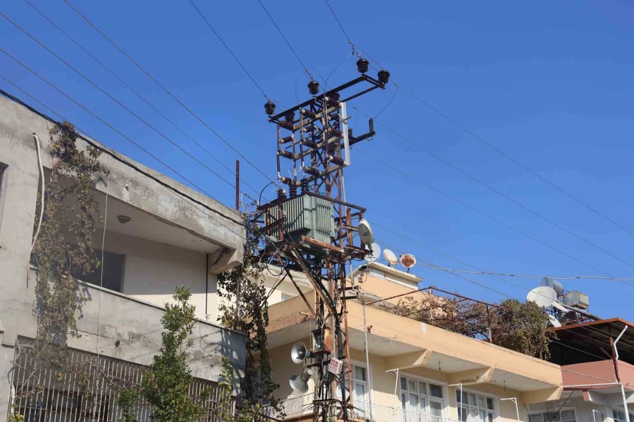 Bomba gibi patlayan trafo vatandaşları tedirgin etti
