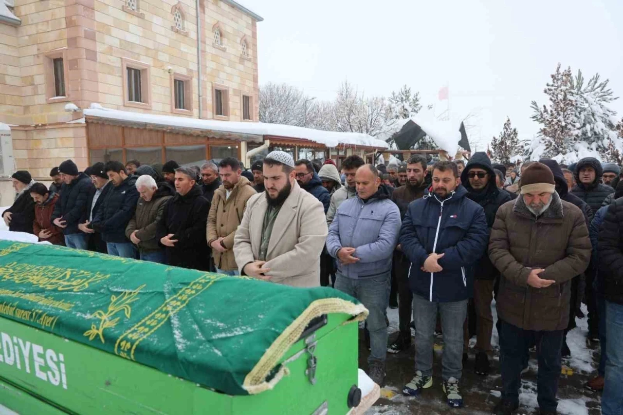 Boşandığı eşi tarafından öldürülen kadın toprağa verildi
