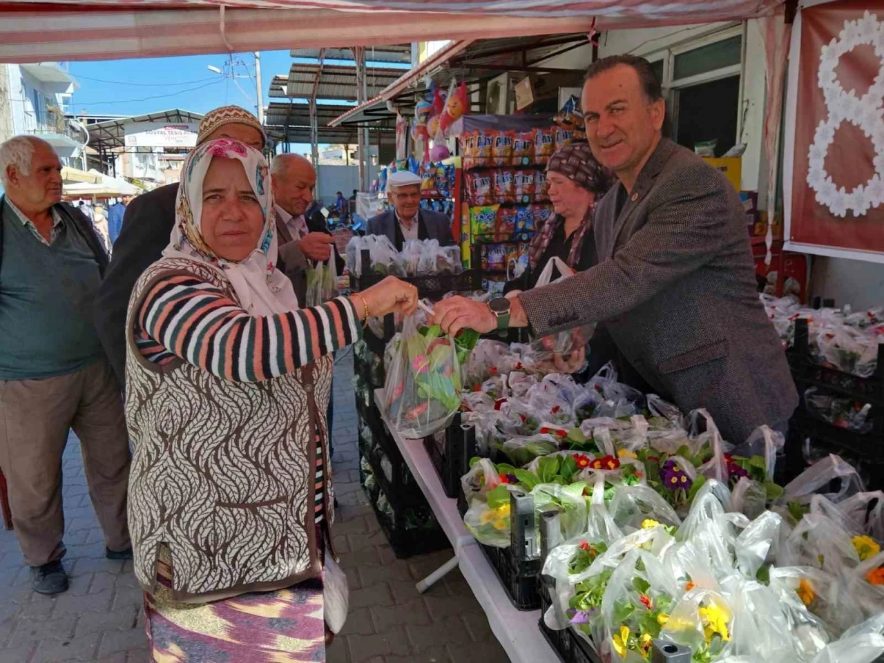 Bozdoğan’da kadınlar unutulmadı, rengarenk çiçekler takdim edildi
