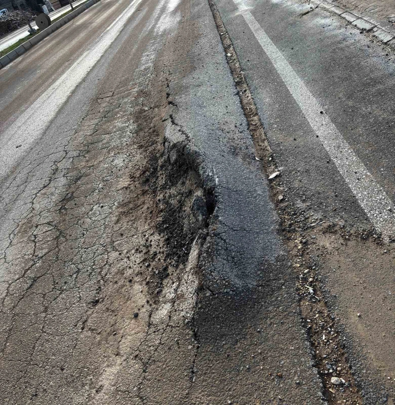 Bozuk yollar kazalara davetiye çıkarıyor
