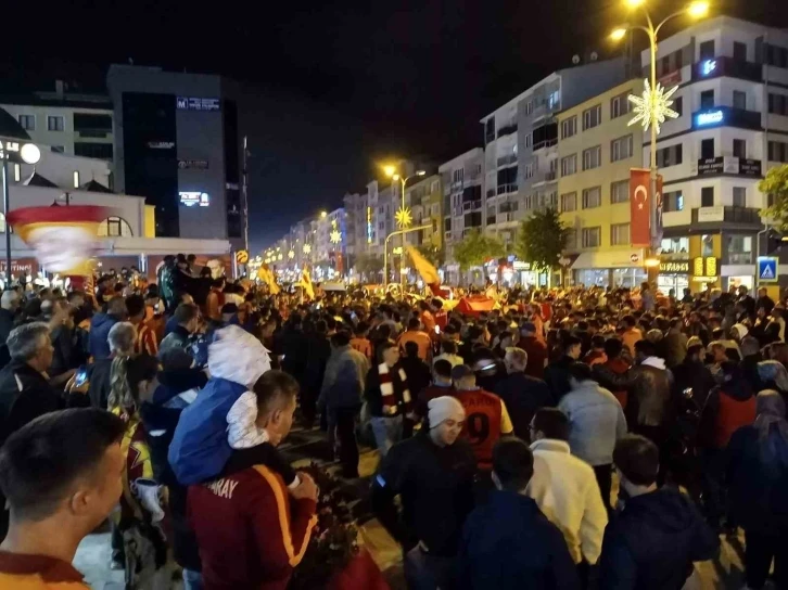 Bozüyük’te Galatasaray’ın şampiyonluğu coşkuyla kutlandı
