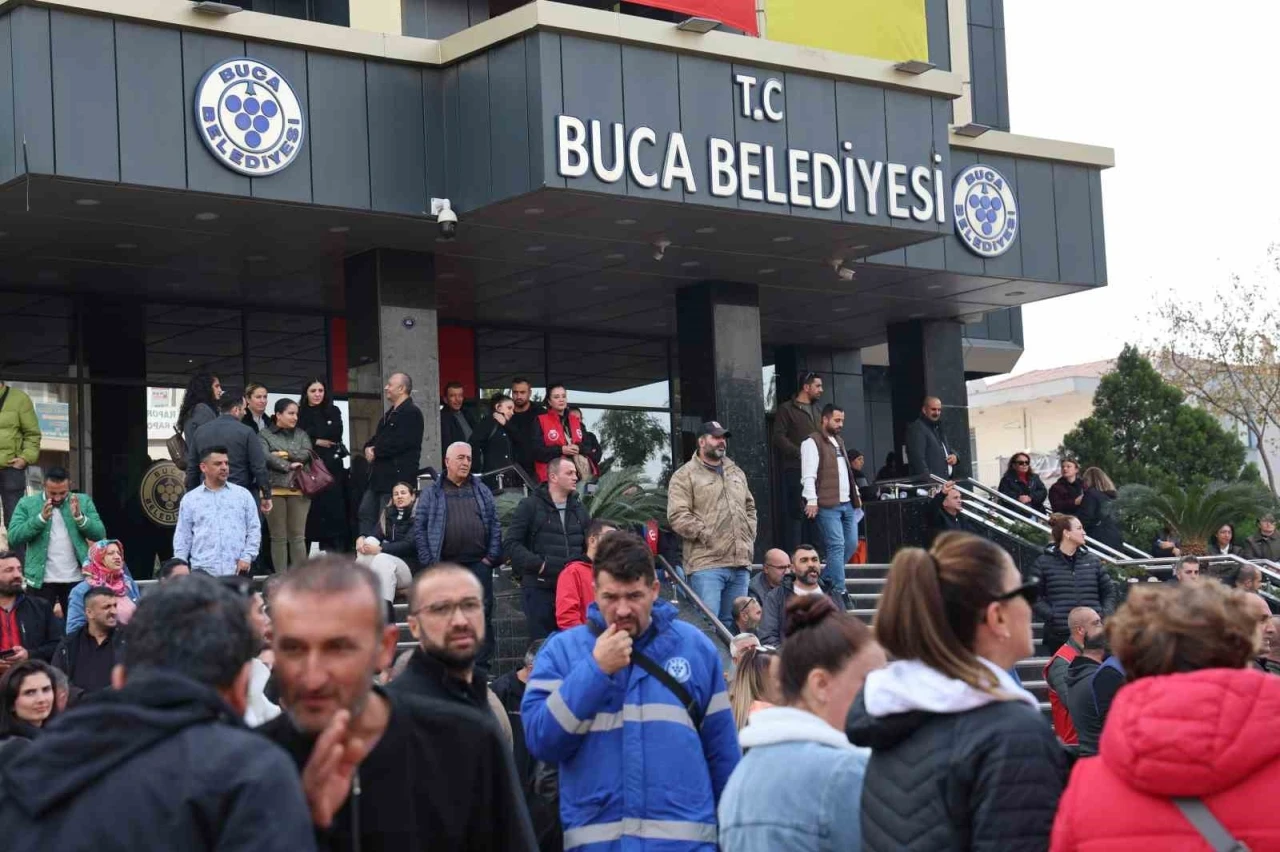 Buca Belediyesi çalışanları iş bıraktı
