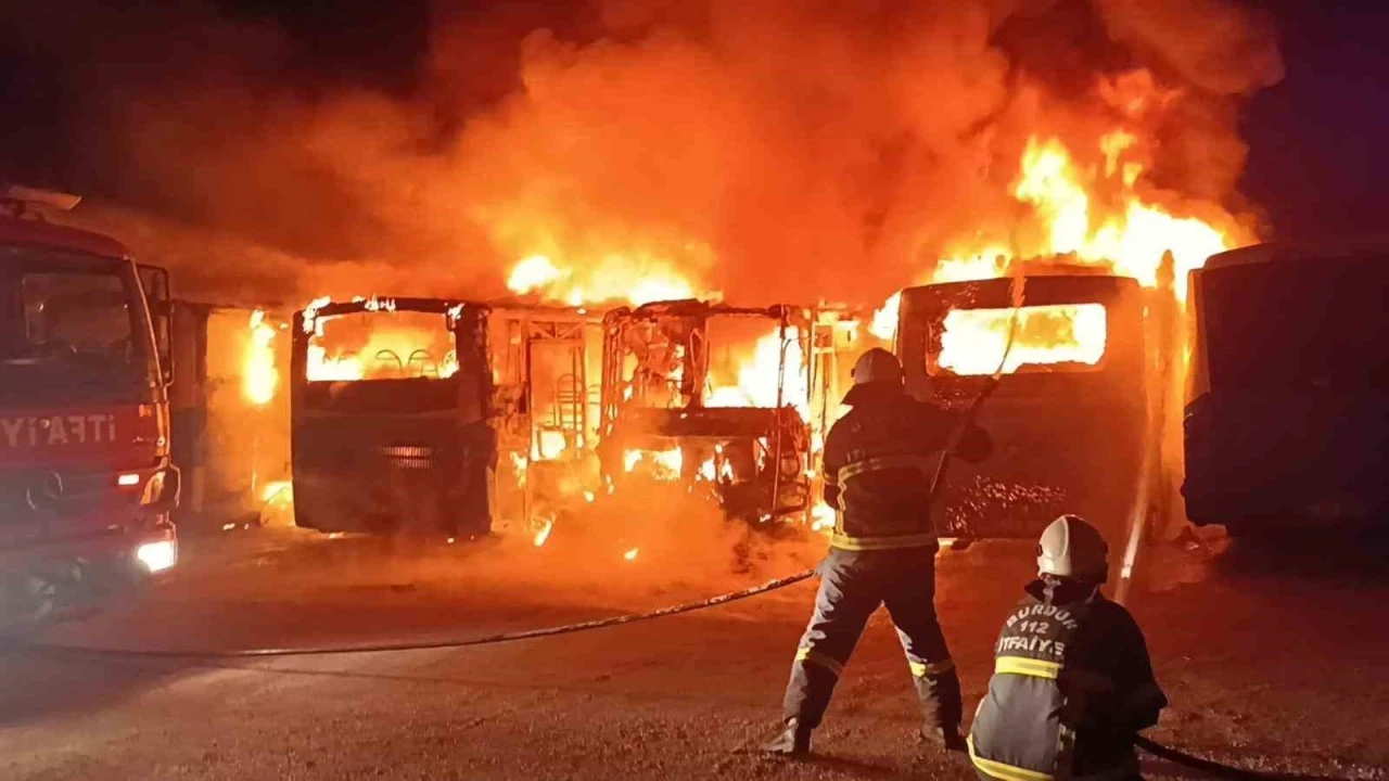 Burdur’da feci yangın: 5 halk otobüsü alev alev yanarak hurdaya döndü
