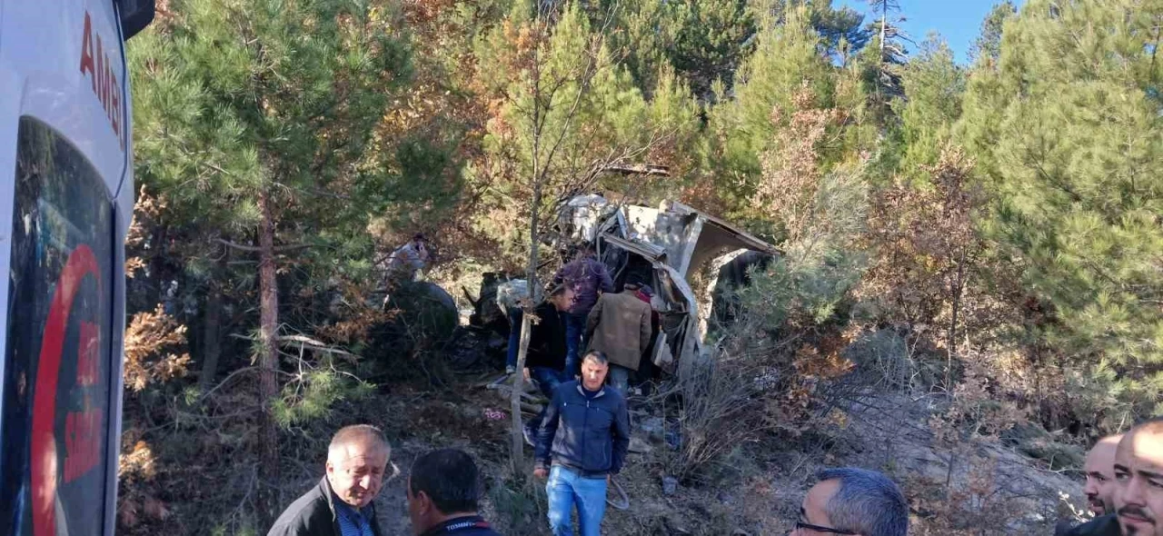 Burdur’da freni patlayıp şarampole uçan hafriyat kamyonu hurdaya döndü: 1 ağır yaralı
